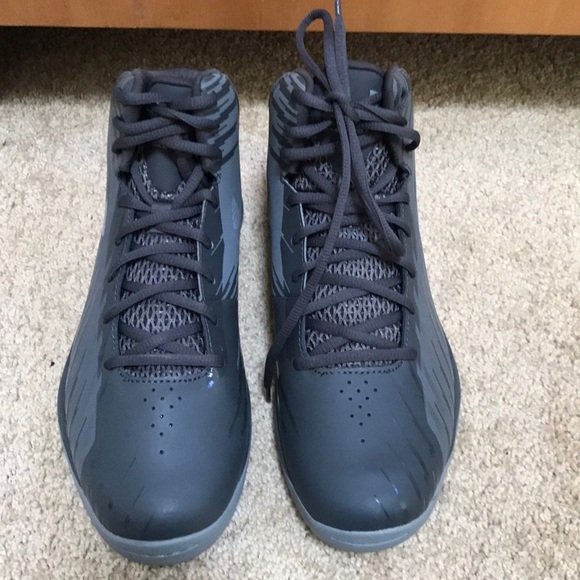 UNDER ARMOUR men’s size 8.5 grey basketball sneakers